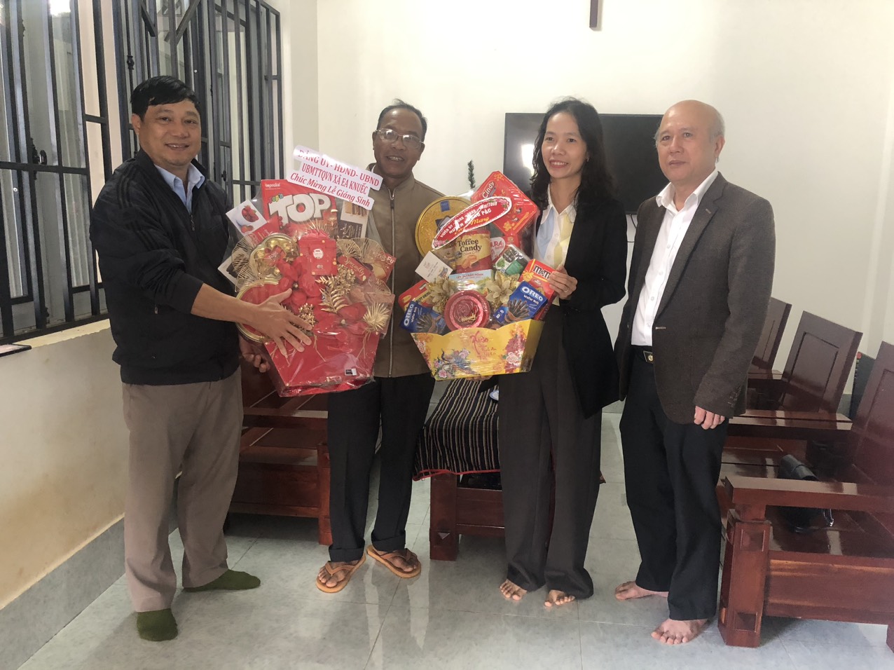 Ủy ban nhân dân xã Ea Knuếc Thăm và tặng quà các điểm nhóm Tin Lành, nhân dịp Lễ giáng sinh năm 2023.